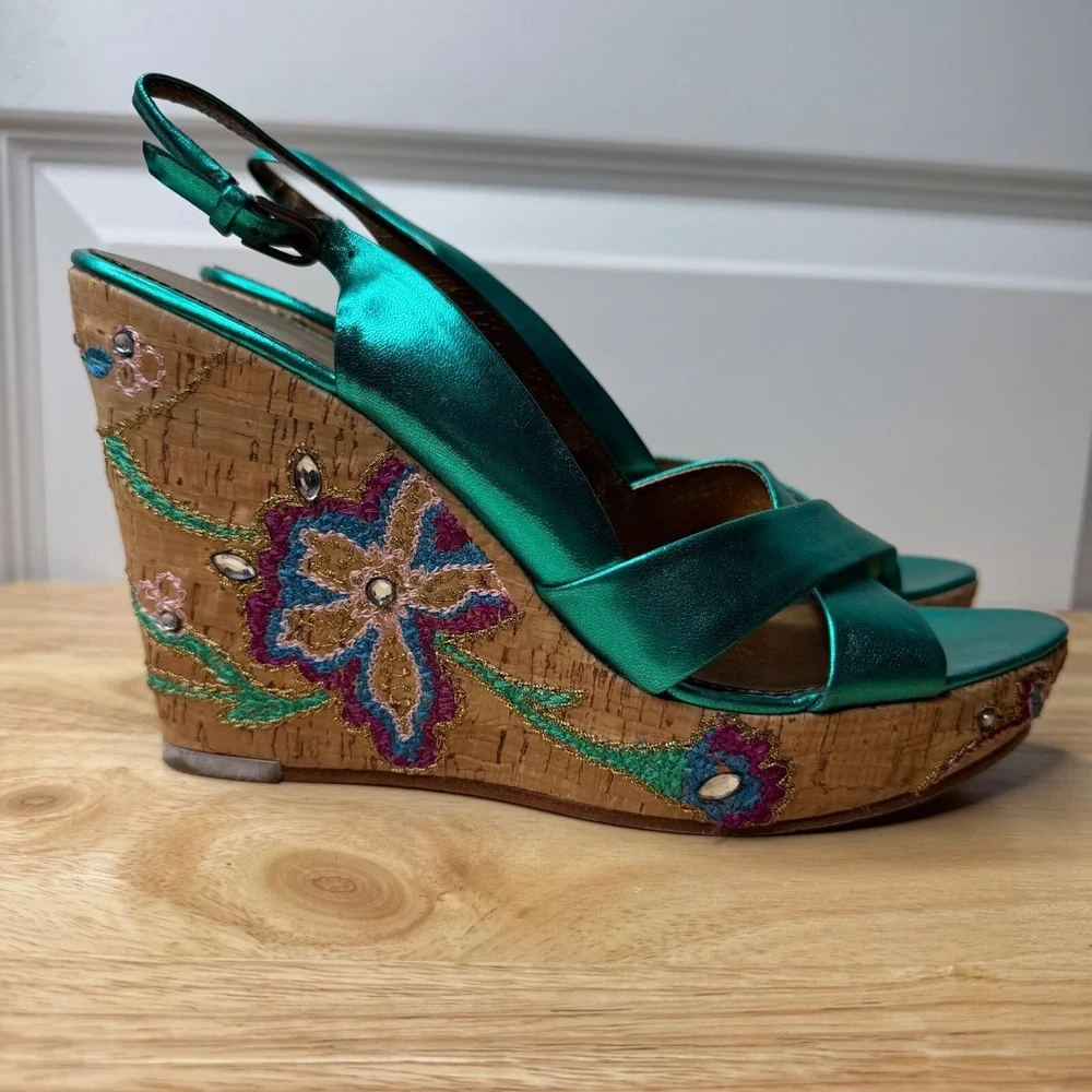 UNIQUE TEAL LEATHER WEDGES WITH FLORAL EMBELLISHMENT BY VINCE CAMUTO SIZE 8.5